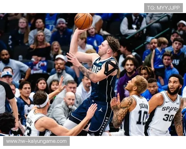 东契奇随手一甩命中三分，独行侠攻势汹涌